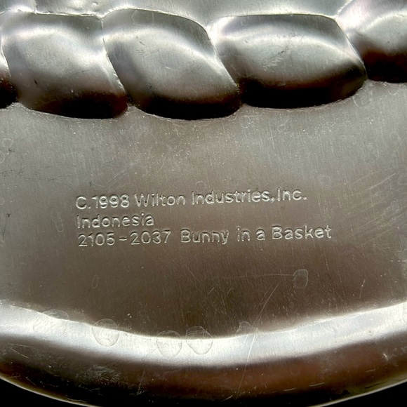 - Vintage 1998 Wilton Industries 2105-2037 “Bunny  In A Basket “ cake pan - Picture 2 of 4